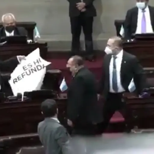 diputados-rompen-carteles-emisoras-unidas ,