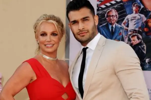 Sam Asghari recibe el 2025 con su nueva novia