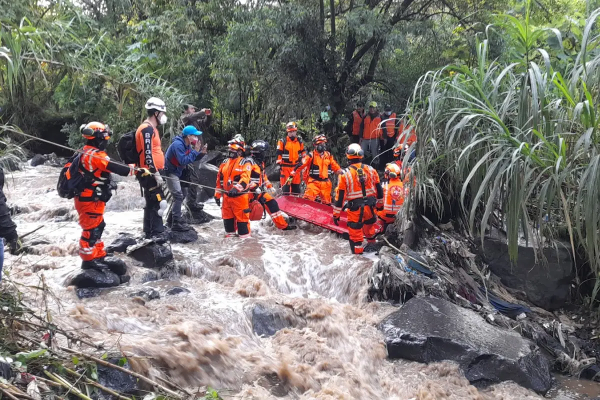 Localizan cuerpo de niño en río de Sacatepéquez. Foto: Bomberos Voluntarios