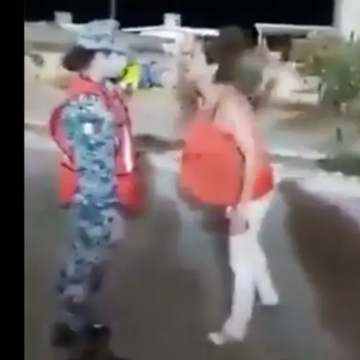 mujer-agrede-a-militar ,