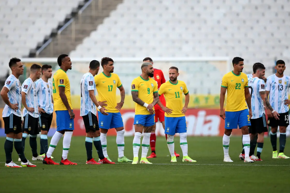 El juego se suspendió por la presencia de personal sanitario de Brasil. Foto: Getty Images