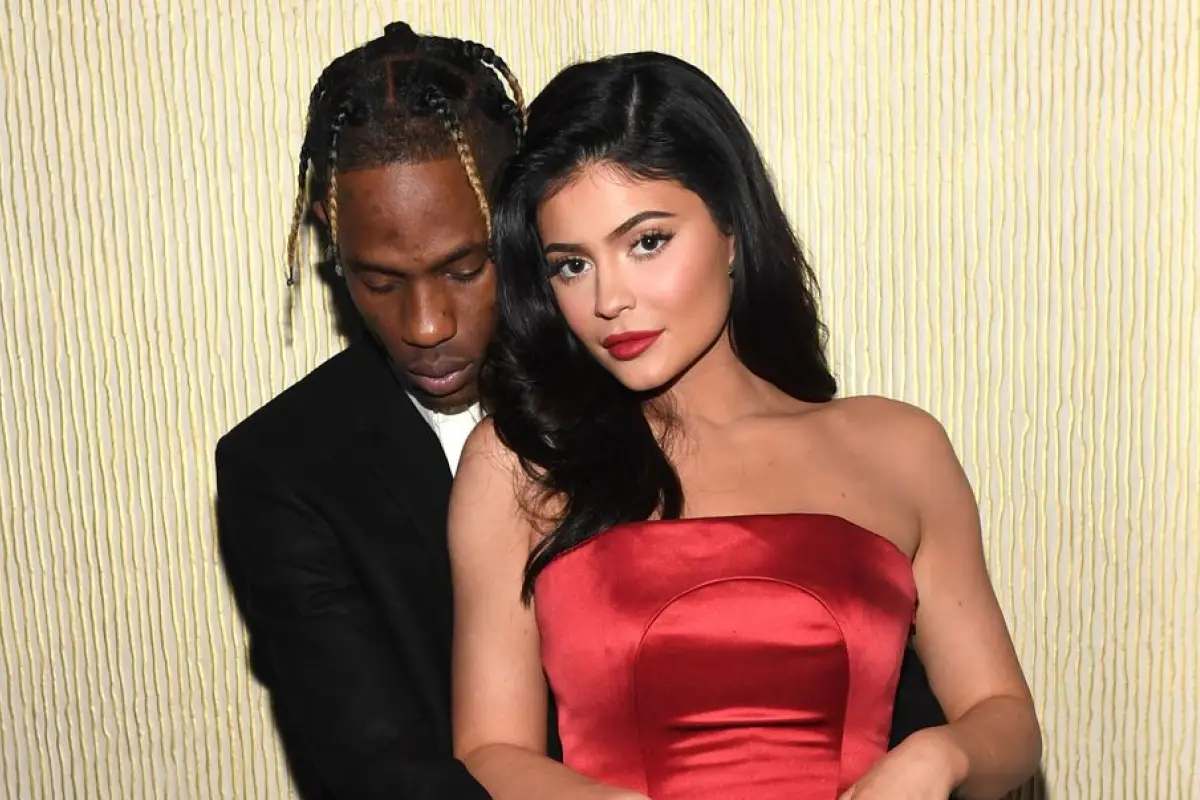 kylie jenner y travis, 