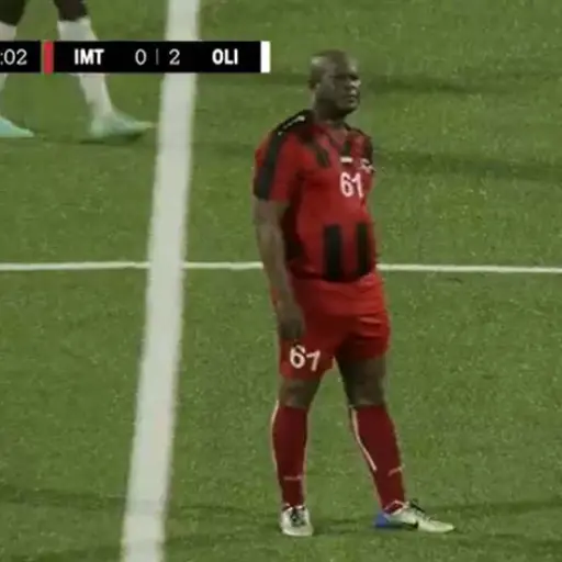 Ronnie Brunswijk, capitán del Inter Moengotapoe y vicepresidente de Surinam ,