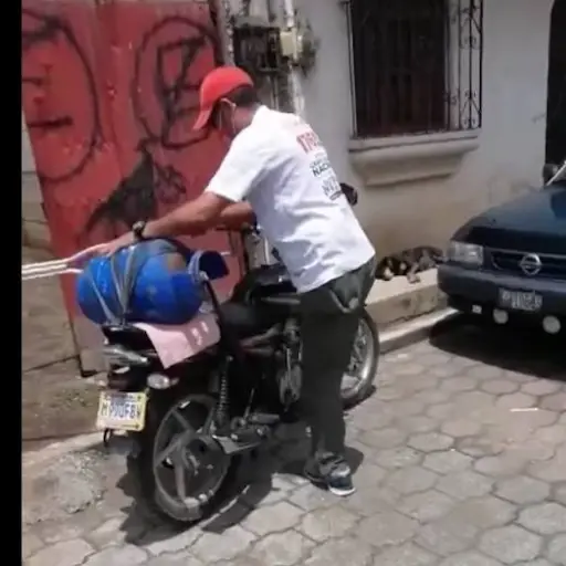 repartidor de gas-no tiene pierna ,