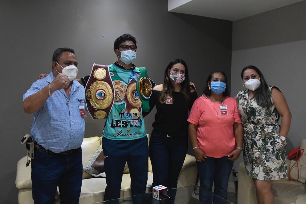 Lester Martínez es recibido por su familia en el Aeropuerto Internacional La Aurora | 