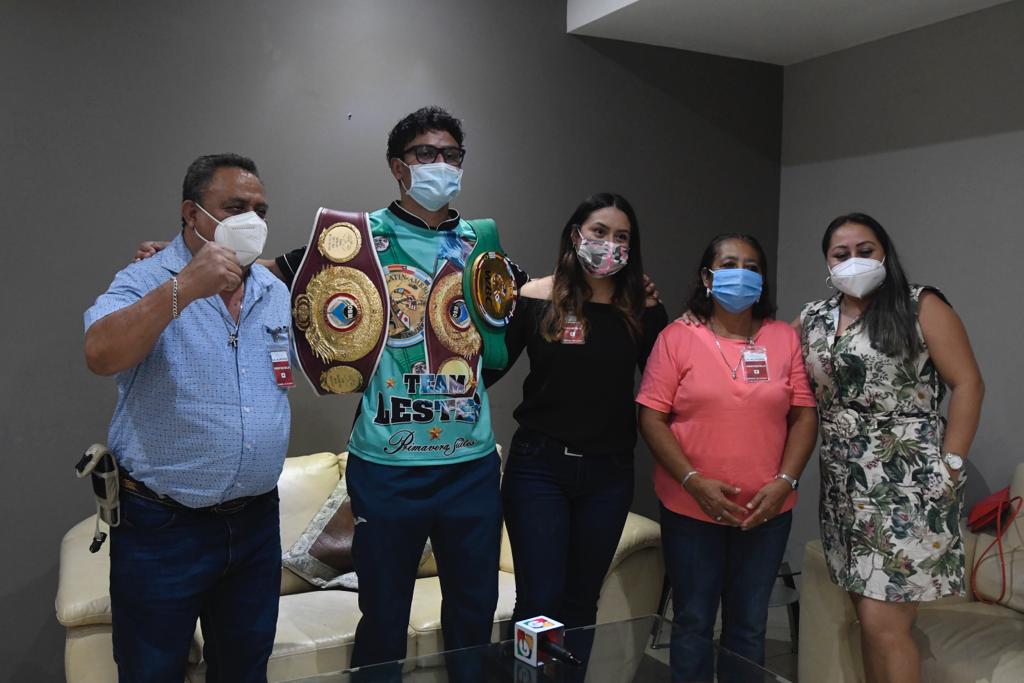 Lester Martínez es recibido por su familia en el Aeropuerto Internacional La Aurora | 