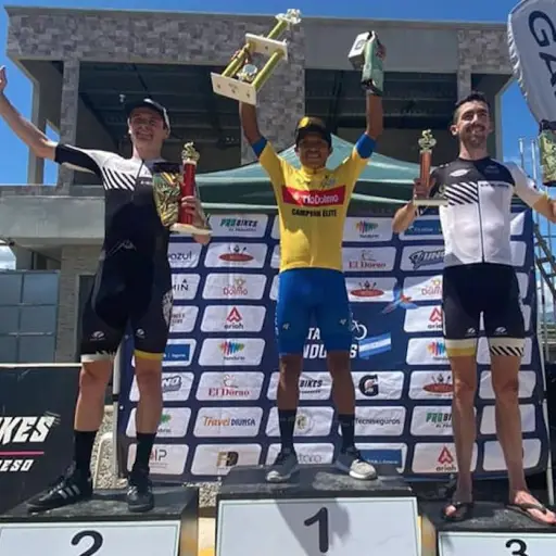 Rony Julajuj celebra en Honduras. Foto Ópticas Deluxe