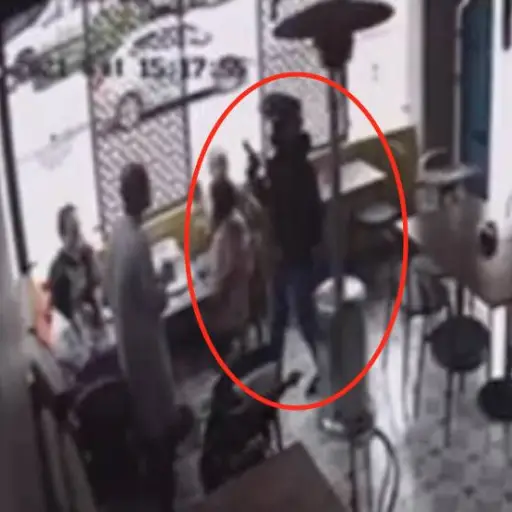 Captura de pantalla video de cámara de seguridad. 