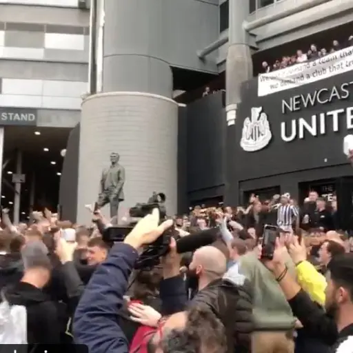 Aficionados del Newcastle celebran la venta del club. 