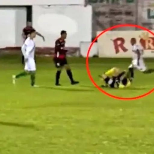 Árbitro Rodrigo Crivellaro es agredido por el futbolista William Ribeiro. 