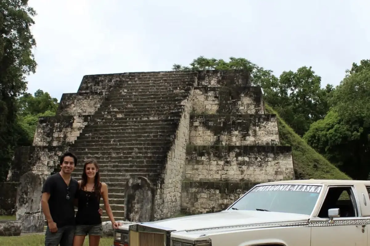 La pareja de &quot;América sin límites&quot; muestra una ruina de Tikal. Foto: Internet