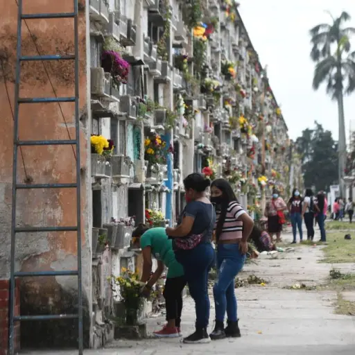 Cientos de personas empezaron a visitar los cementerios desde el pasado viernes 31 de octubre. ,Omar Solís.