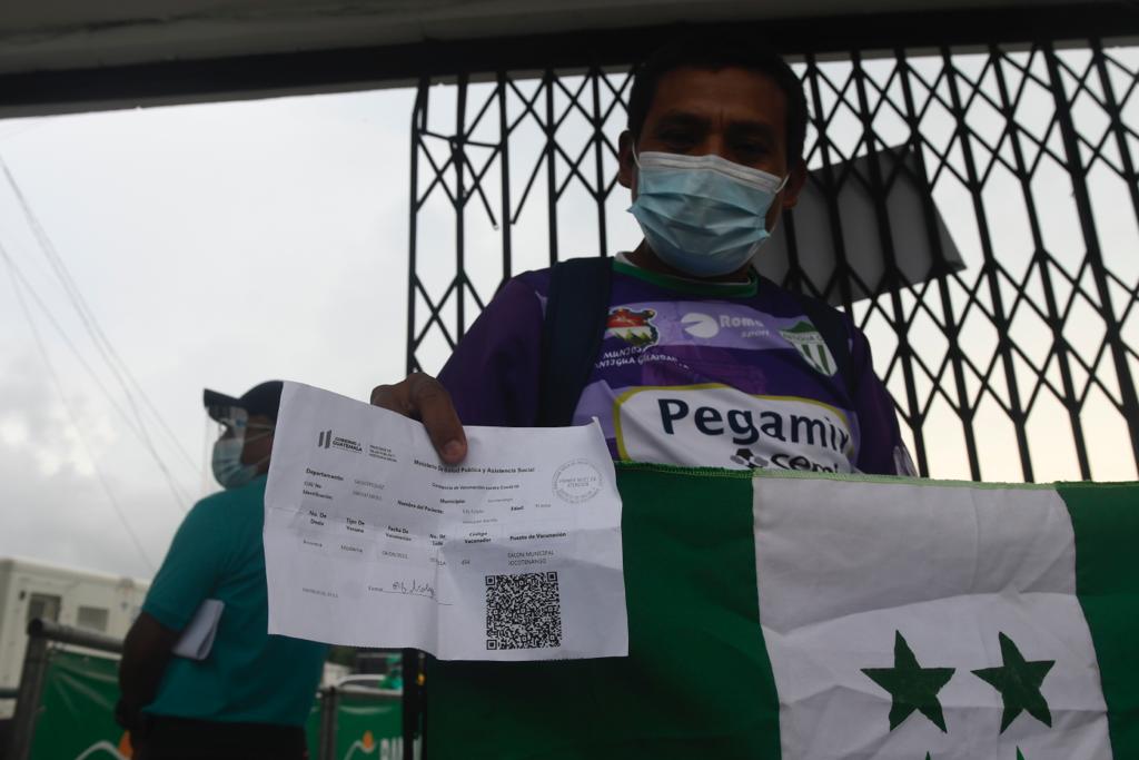 Aficionados de Antigua GFC en su ingreso al estadio Pensativo | 