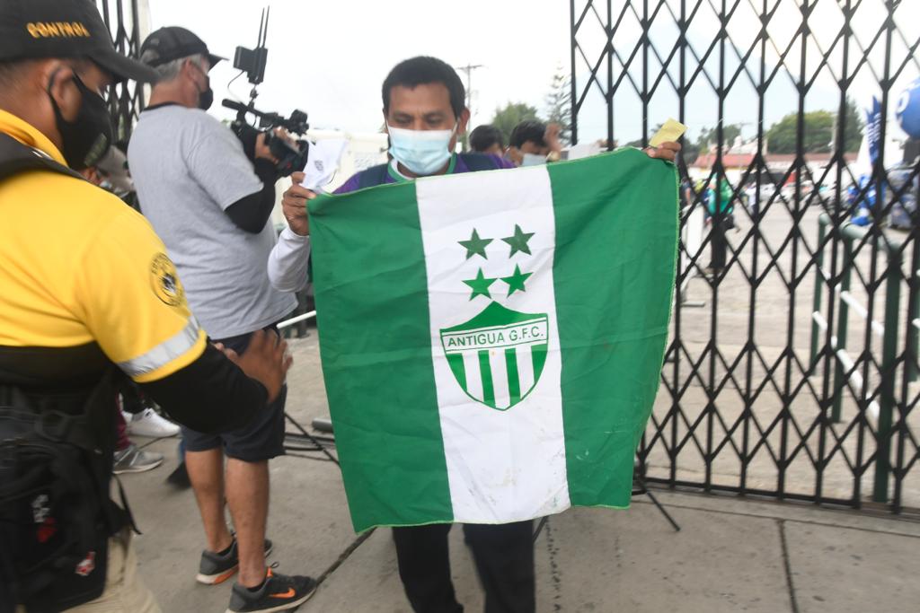 Aficionados de Antigua GFC en su ingreso al estadio Pensativo | 