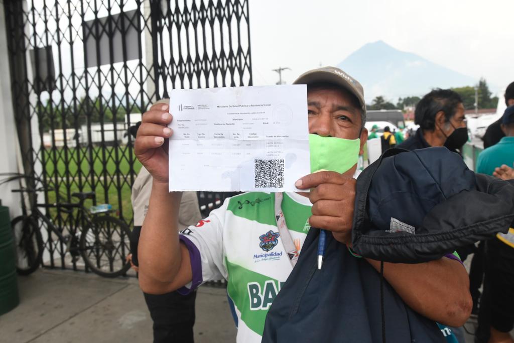 Aficionados de Antigua GFC en su ingreso al estadio Pensativo | 