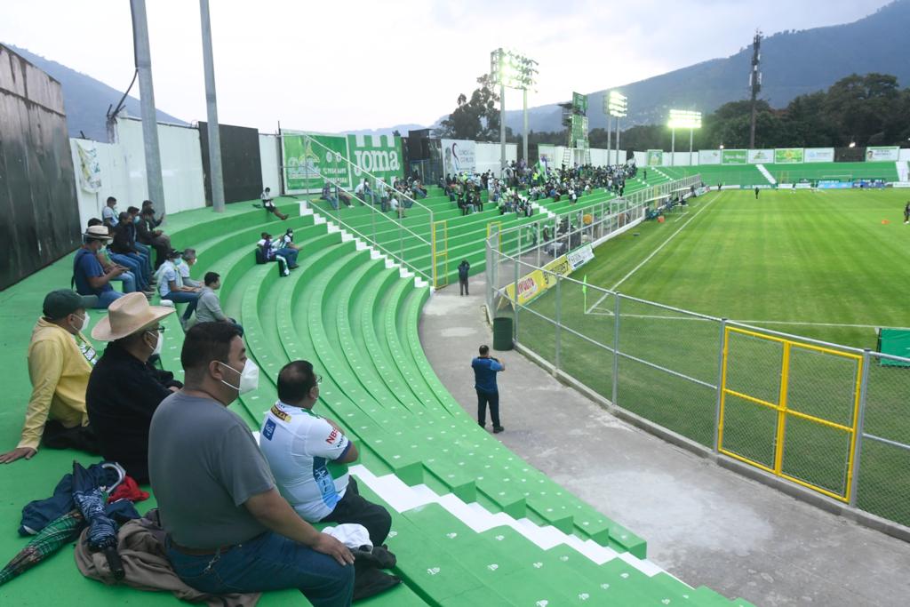 Aficionados de Antigua GFC en su ingreso al estadio Pensativo | 