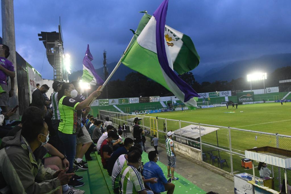 Aficionados de Antigua GFC en su ingreso al estadio Pensativo | 