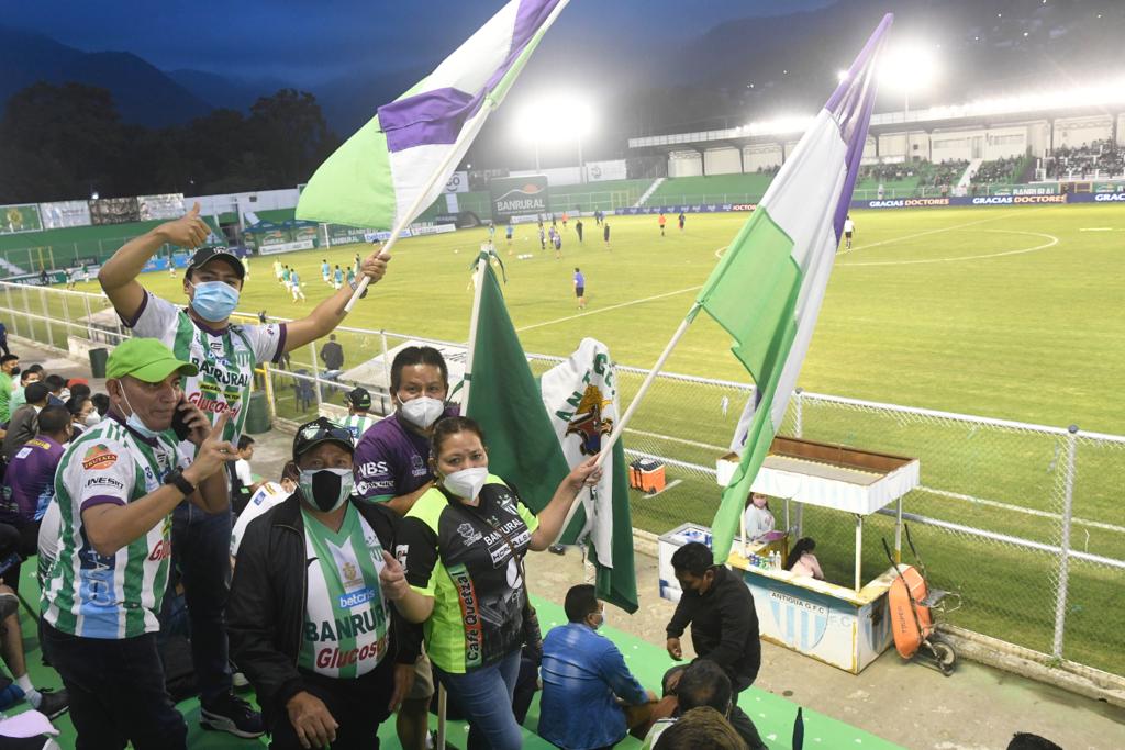 Aficionados de Antigua GFC en su ingreso al estadio Pensativo | 