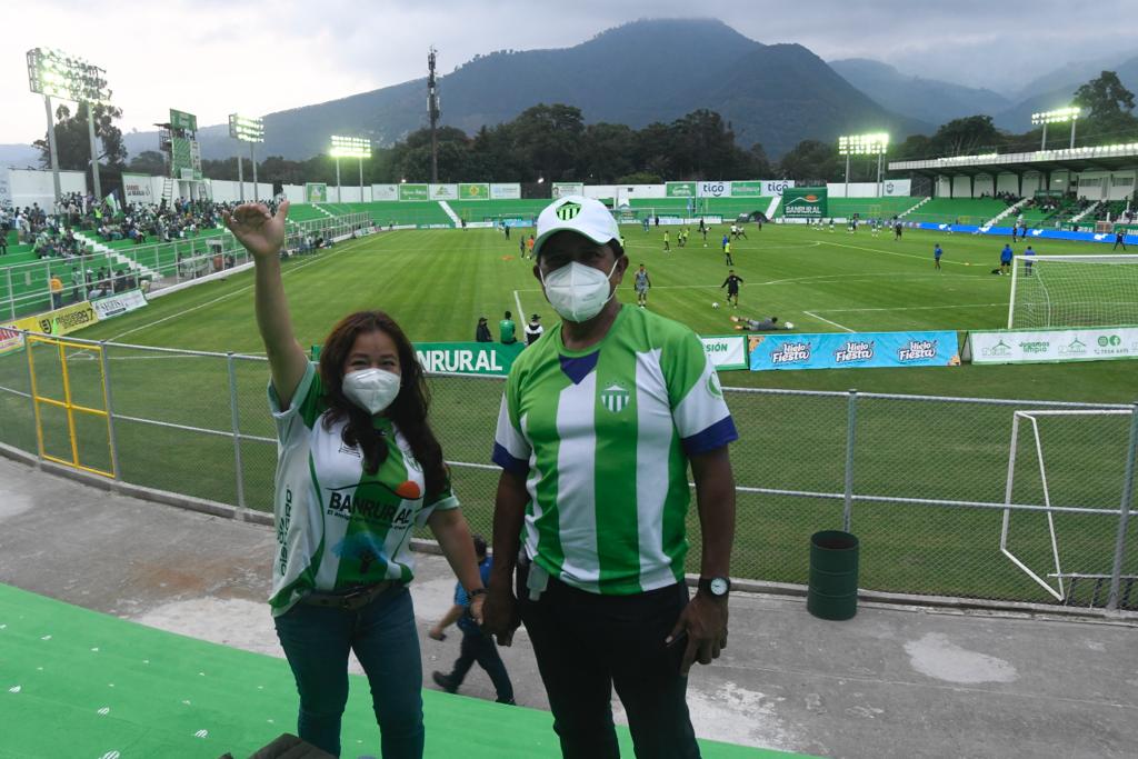 Aficionados de Antigua GFC en su ingreso al estadio Pensativo | 