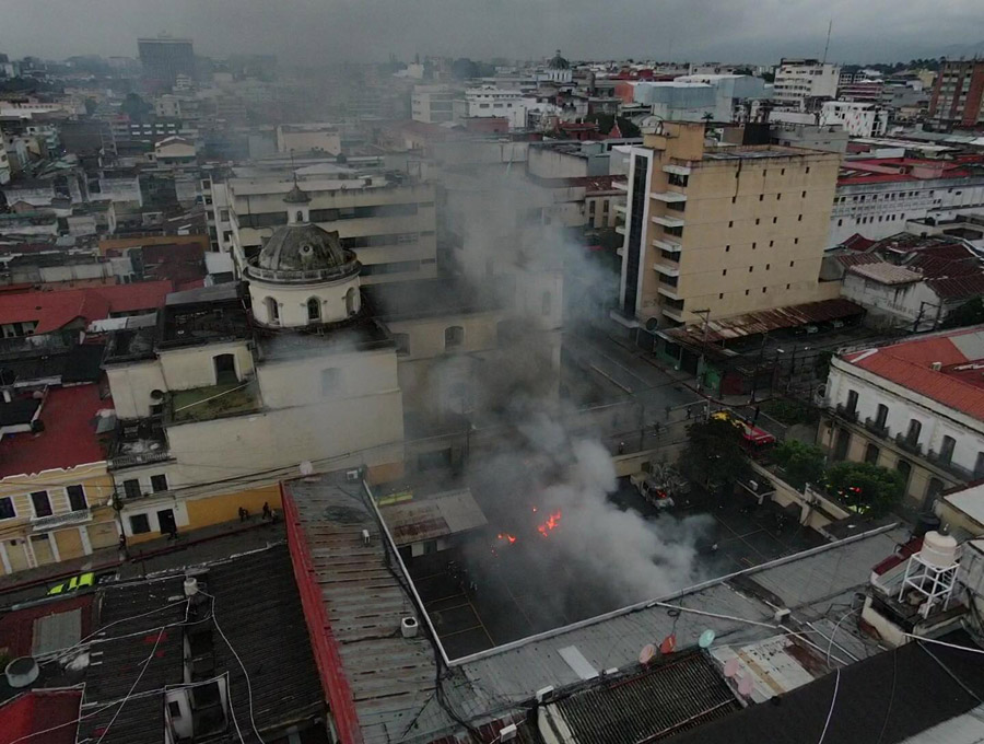 Vehículo en el parqueo del Congreso fueron quemados por militares retirados | 