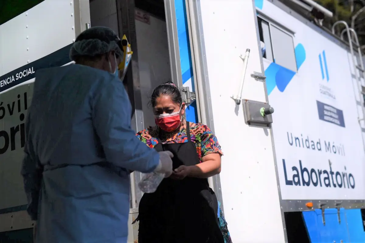 pandemia-en-guatemala-covid-coronavirus-2020-2021-vacunados-vacunacion-labotario-movil-ministerio-de-salud-publinews-emisoras-unidas, 