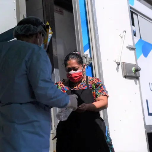 pandemia-en-guatemala-covid-coronavirus-2020-2021-vacunados-vacunacion-labotario-movil-ministerio-de-salud-publinews-emisoras-unidas ,