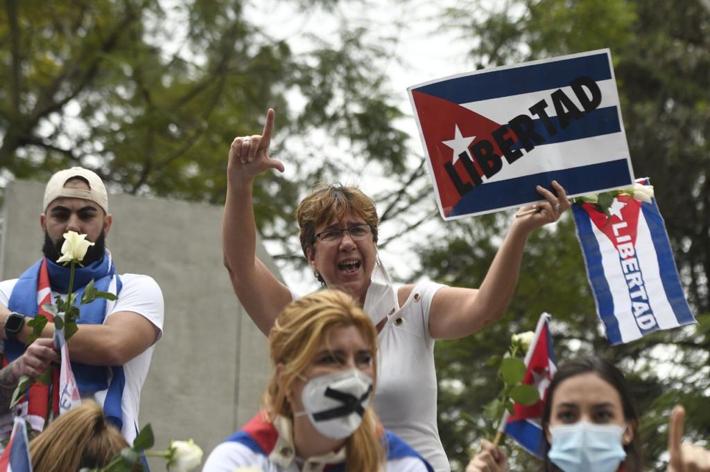 cubanos-protesta-monumento-jose-marti-22 | 