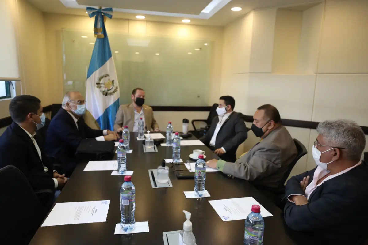 Reunión de la Comisión de Derechos Humanos, presidida por el diputado Alvaro Arzú. Foto: Congreso