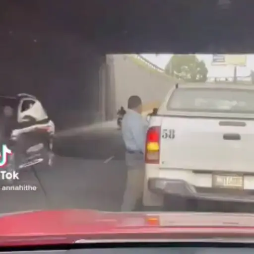 trabajador-contraloria-orinar-trafico-emisoras-unidas ,