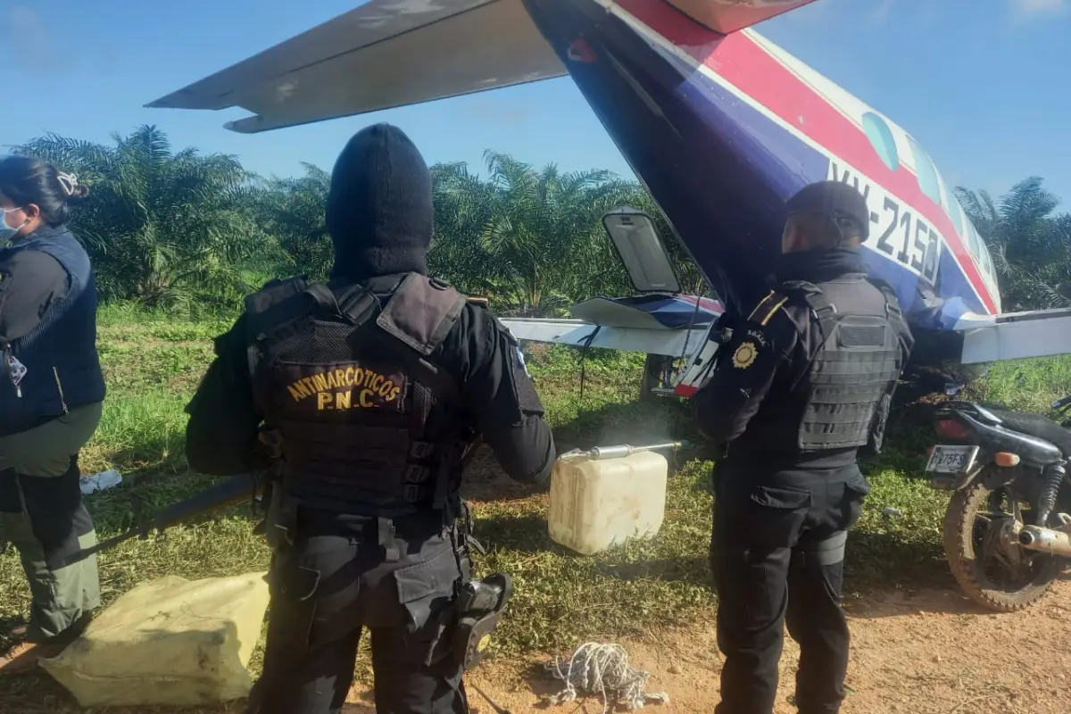 Cuatro detenidos tras localización de narcoavioneta en Sayaxché, Petén (3), 