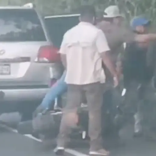 tripulantes-vehículos-golpean-motorista ,