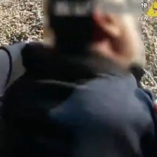 hombre-se-apunala-así-mismo ,