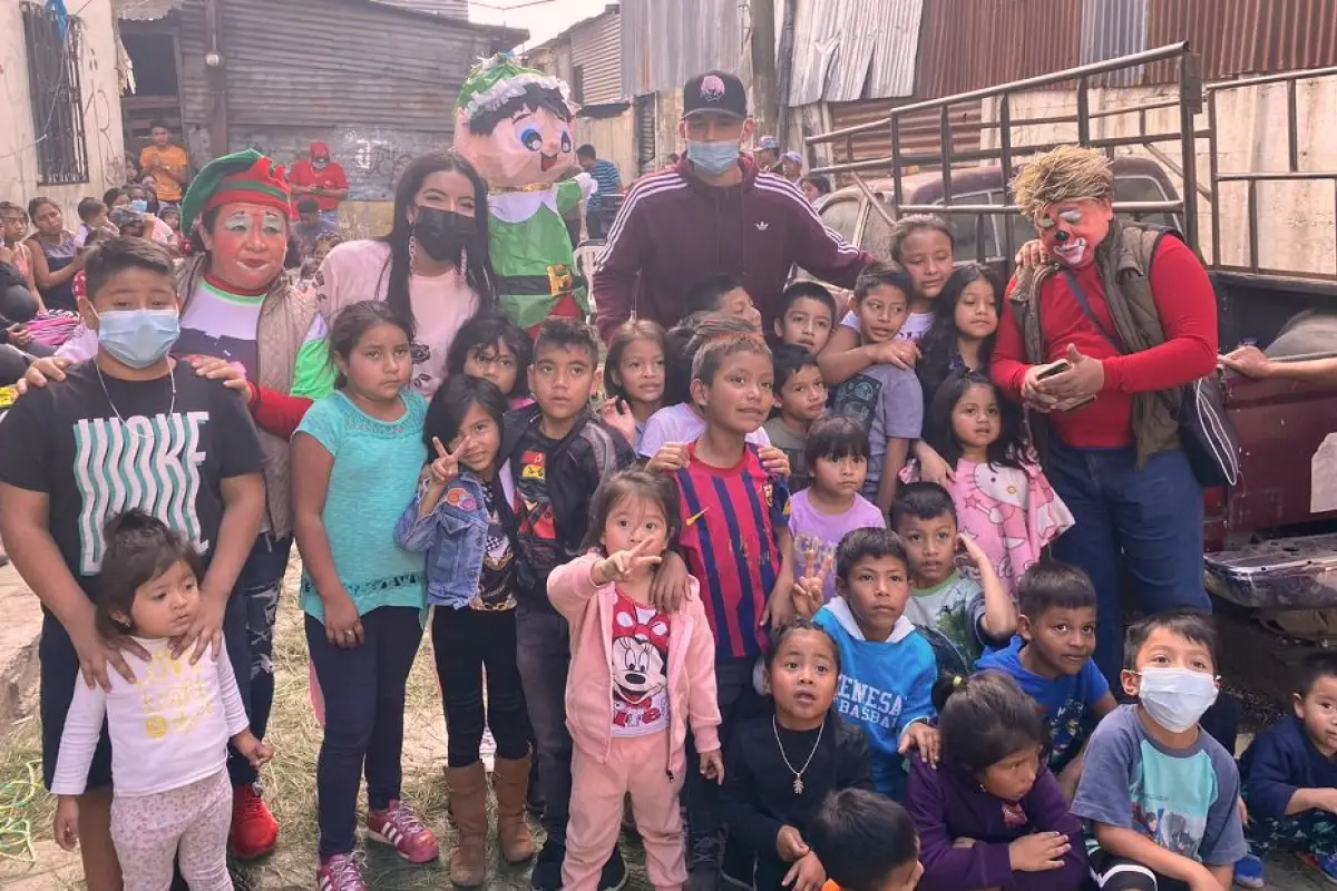 Yessie y Keneth niños Navidad relleno sanitario, 