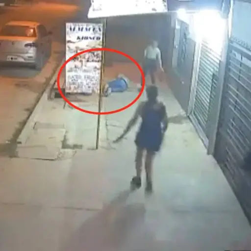 acribilla-hombre-frente-novia ,