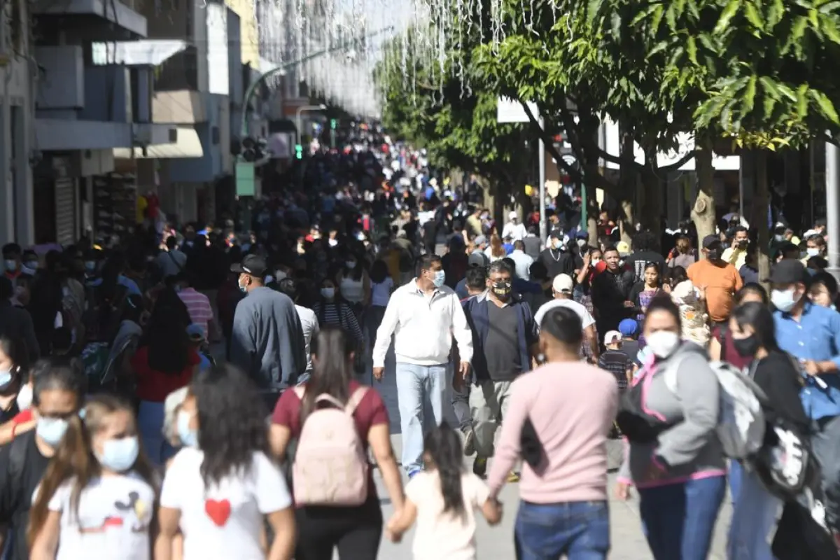 Guatemaltecos acuden a la sexta avenida. Foto: Omar Solís