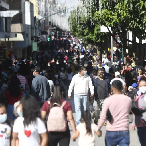 Guatemaltecos acuden a la sexta avenida. Foto: Omar Solís
