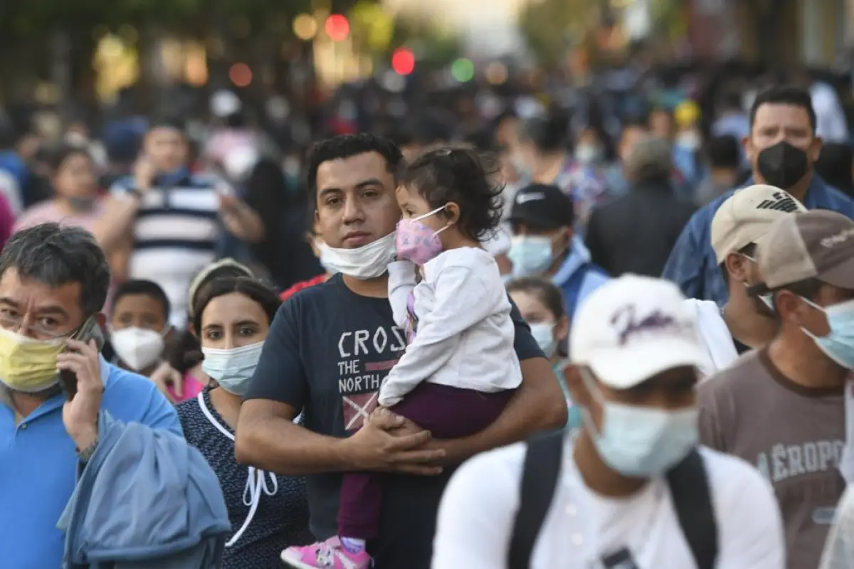 Guatemaltecos acuden a la sexta avenida. Foto: Omar Solís