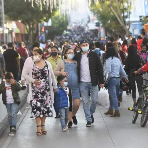 Guatemaltecos acuden a la sexta avenida. Foto: Omar Solís