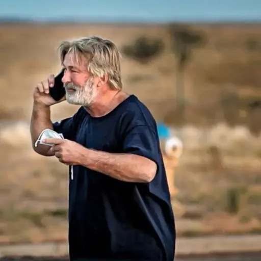 Alec Baldwin llora en entrevista ,