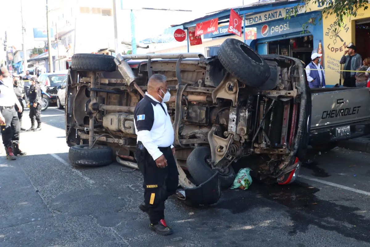 La emergencia en la colonia Amparo 2 fue porque el vehículo le cayó a un motorista. Foto: Cortesía