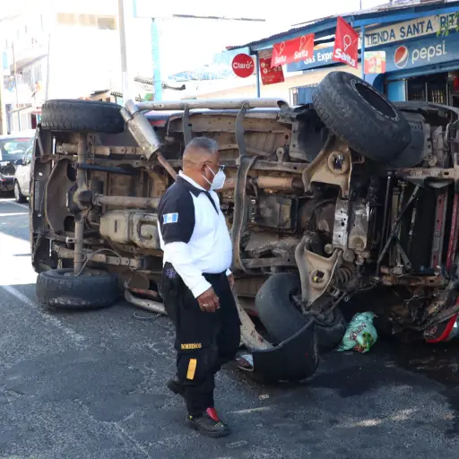 La emergencia en la colonia Amparo 2 fue porque el vehículo le cayó a un motorista. Foto: Cortesía