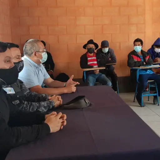 Vecinos de los dos municipios de Sololá se reúnen con funcionarios. Foto: Cortesía