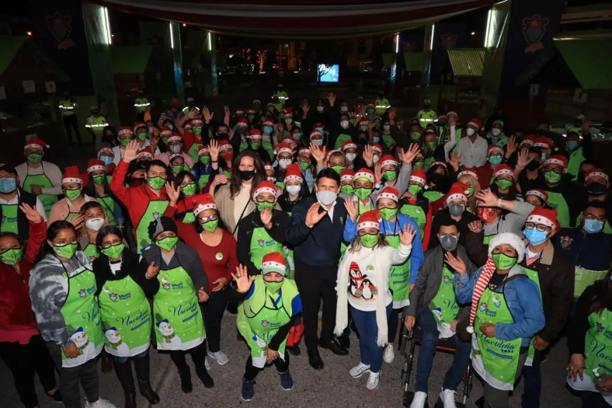 El alcalde capitalino comparte con trabajadores de la muni. Foto: Cortesía