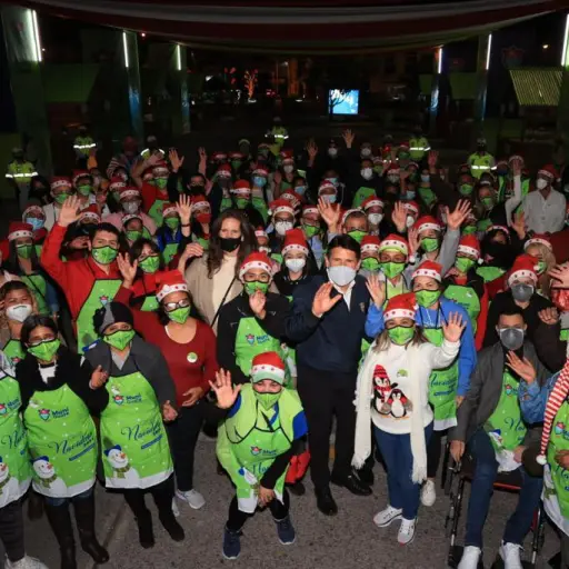 El alcalde capitalino comparte con trabajadores de la muni. Foto: Cortesía