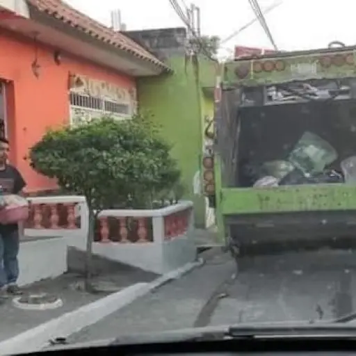 mujer-regala-canasta-navidena-recolectores-basura ,