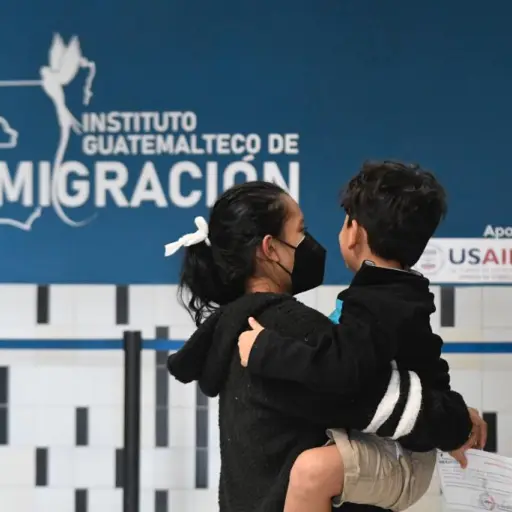Los guatemaltecos retornados de Estados Unidos llegan a la Fuerza Aérea Guatemalteca. Foto: Omar Solis