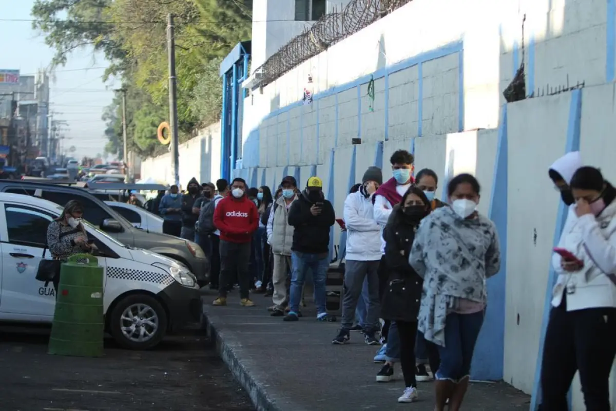 filas-para-pruebas-de-covid-19-coronavirus-en-mercado-el-guarda-en-guatemala-6-de-enero-2022-fotos-rodrigo-rivera-5.jpg, 