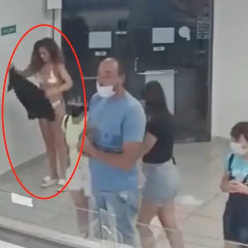 mujer-desnuda-heladería ,