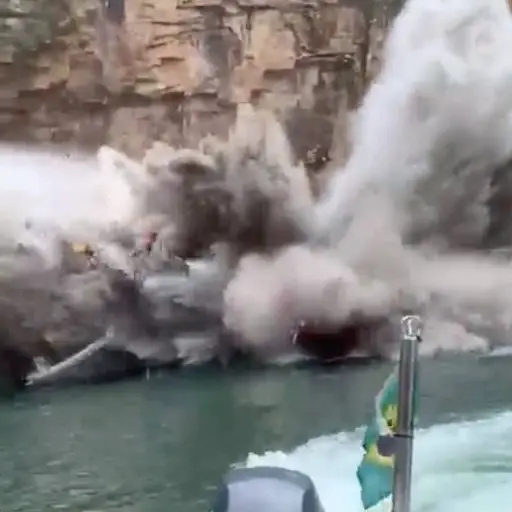 Acantilado colapsa sobre varias lanchas ,