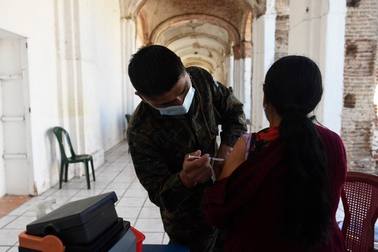 jornada de vacunacion contra la covid-19 coronavirus en guatemala en templo santo domingo zona 1 30 de enero de 2022 foto omar solis publinews-emisoras-unidas (2) | 